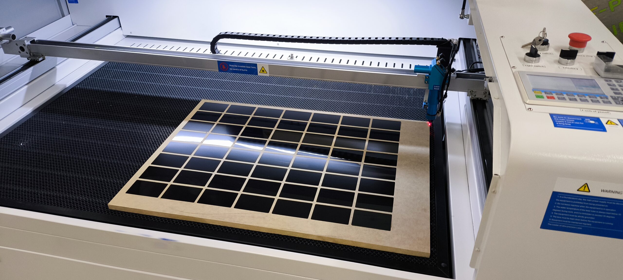 CO2-laser lõikamas plaatmaterjalist detaile